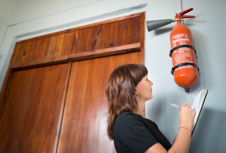 Mujer realizando visitas de inspección